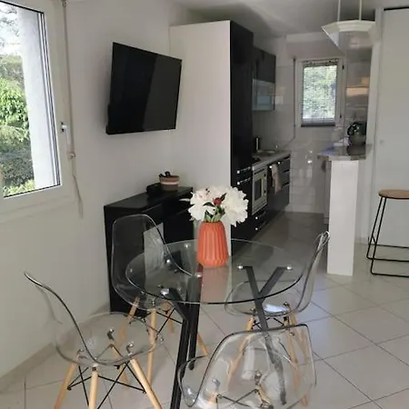 44m2, Terrasse 17m2, Calme Et Verdoyant